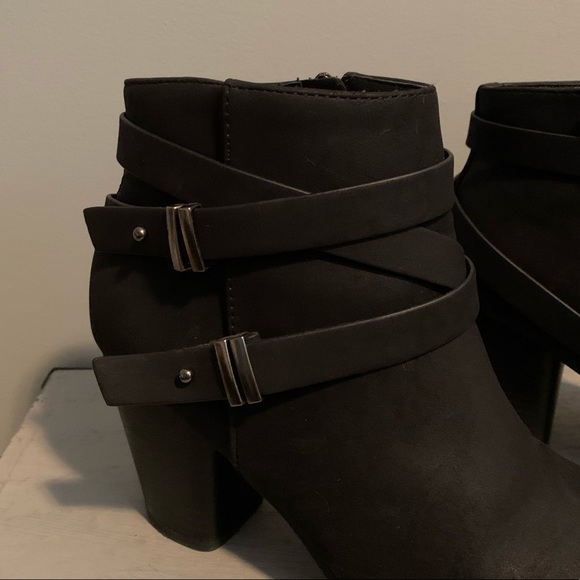❌SOLD Small heeled black booties like new - Picture 3 of 10